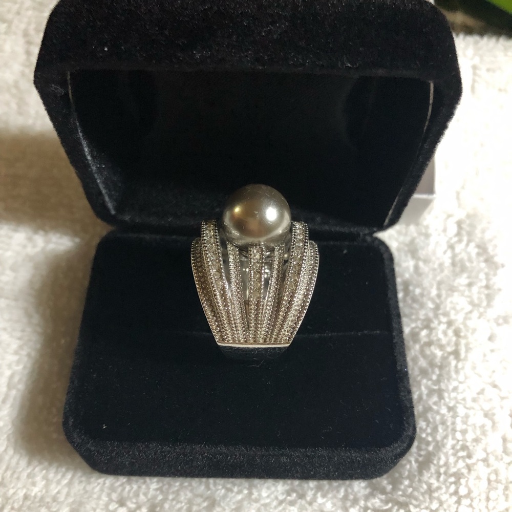 Fine Fantasy Ring with a grey pearl of imitation